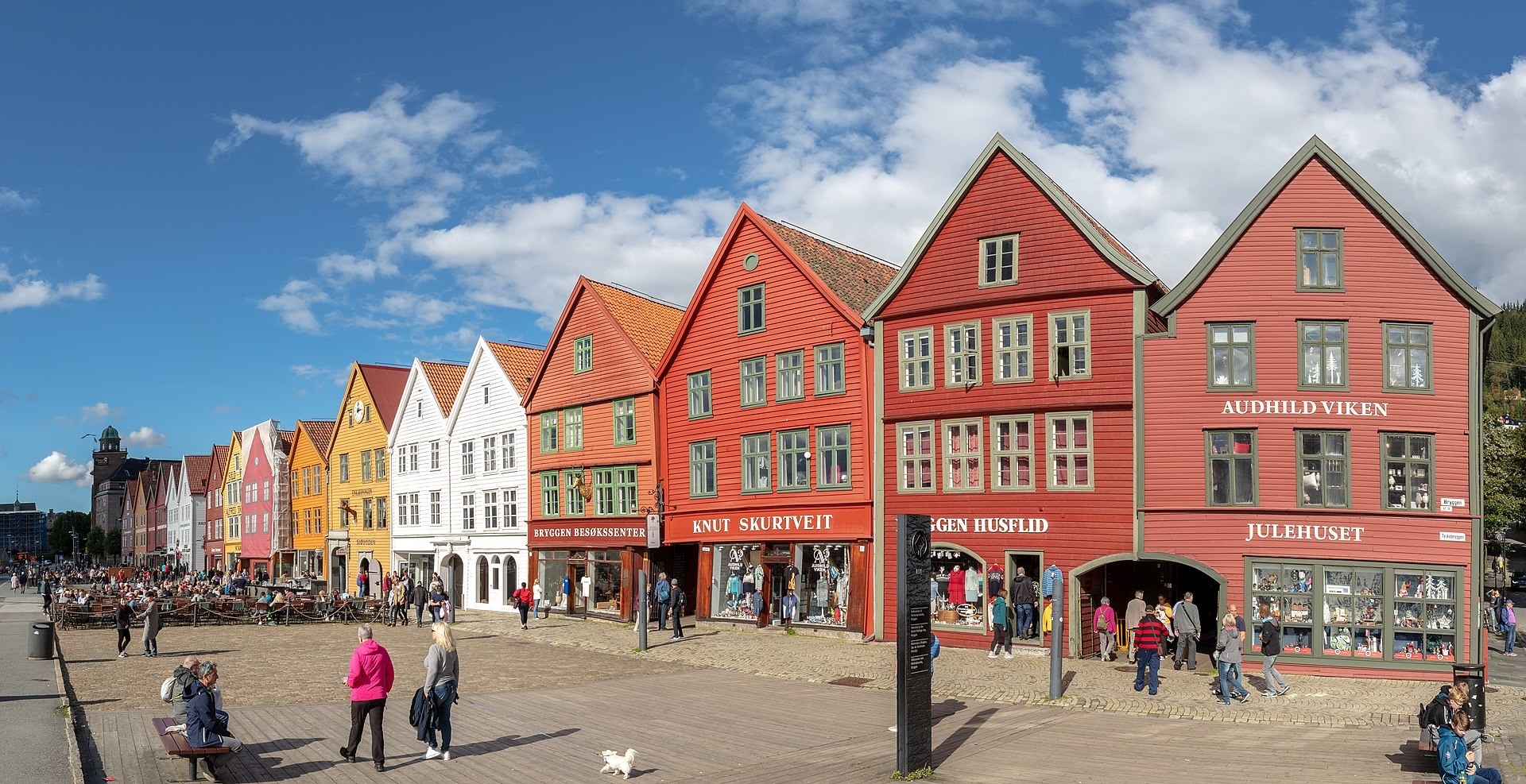1920px-Bryggen,_Bergen,_Noruega,_2019-09-08,_DD_115-117_PAN