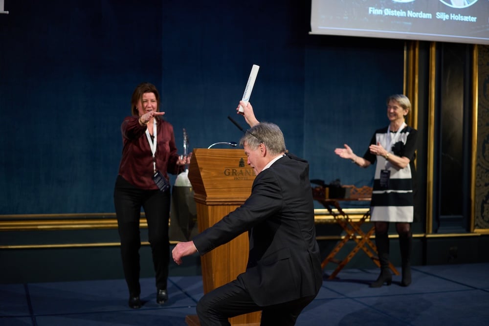 Hege Wullum, Årets Interimleder 2025, mottar stafettpinnen fra Jørgen Waaler, vinner i 2024. Foto: NTB / Fredrik Mørk.