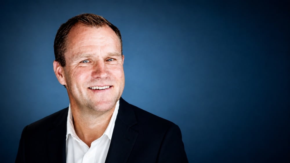 Vegard Rooth - portrett på blå bakgrunn-1