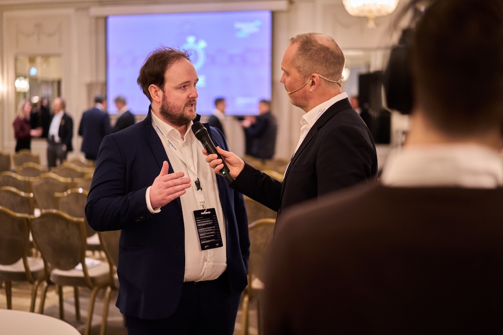 Samtale med en deltaker under Interimdagen. Foto: NTB / Fredrik Mørk.